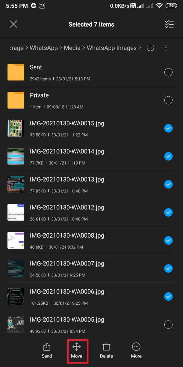 commencez à déplacer les images WhatsApp en appuyant sur le cercle de contrôle à côté de chaque image et sélectionnez l'option "Déplacer"