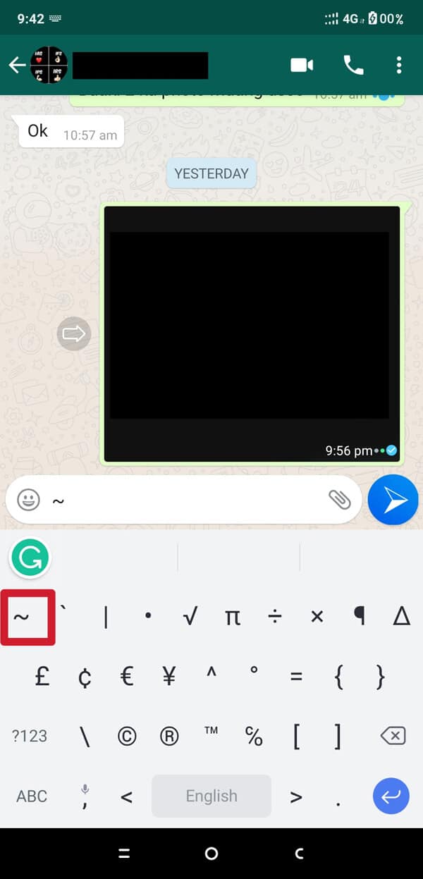 tapez le tilde ou le symbole SIM avant de commencer à taper votre message. | Comment changer le style de police dans WhatsApp