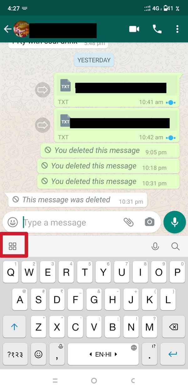 Maintenant, ouvrez votre chat WhatsApp. Appuyez sur le symbole à quatre cases, qui se trouve sur le côté gauche, juste au-dessus du clavier.