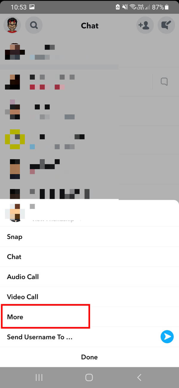 Sélectionnez et appuyez longuement sur la conversation que vous souhaitez supprimer entièrement de votre fenêtre de chat. Dans la liste d'options donnée, sélectionnez l'option Plus.