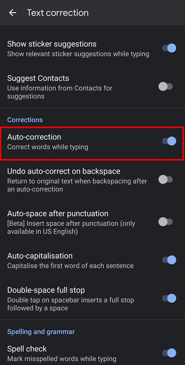 Dans ce menu, faites défiler jusqu'à la section Corrections et désactivez la correction automatique en appuyant sur le commutateur adjacent.