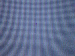 Assurez-vous qu'il n'y a pas de taches sombres ou claires lorsque vous ouvrez les couleurs