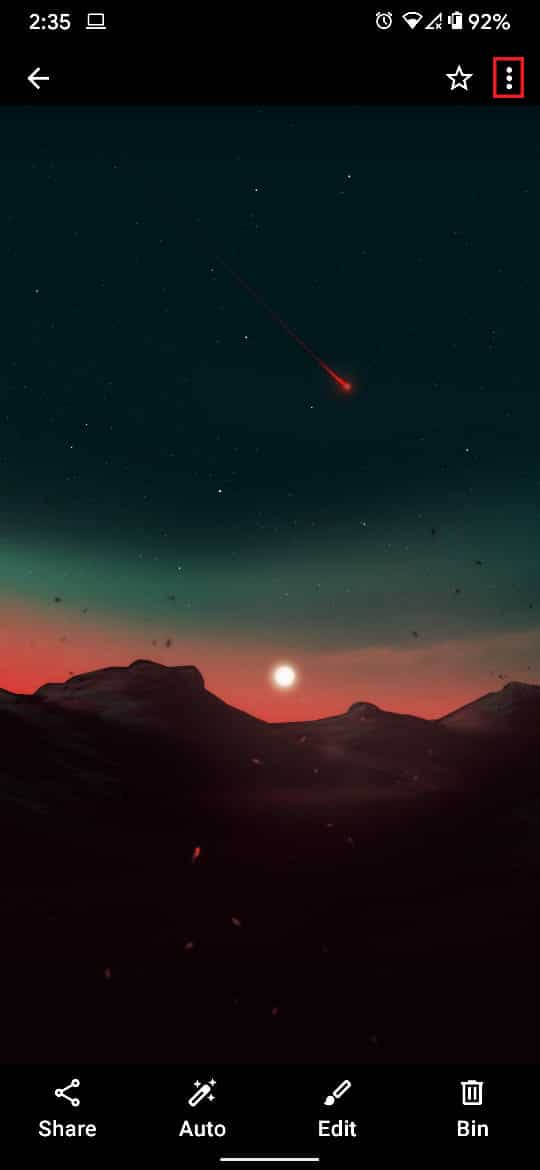 点击屏幕右上角的三个点 |在 Android 上更改壁纸