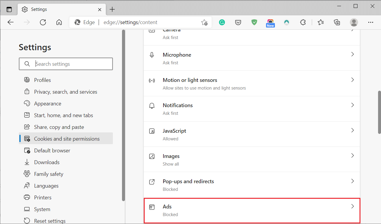 [Cookieとサイトのアクセス許可]の下の[広告]をクリックします