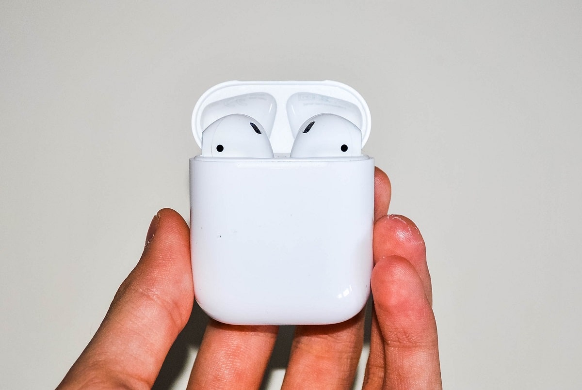 تنظيف AirPods المتسخة