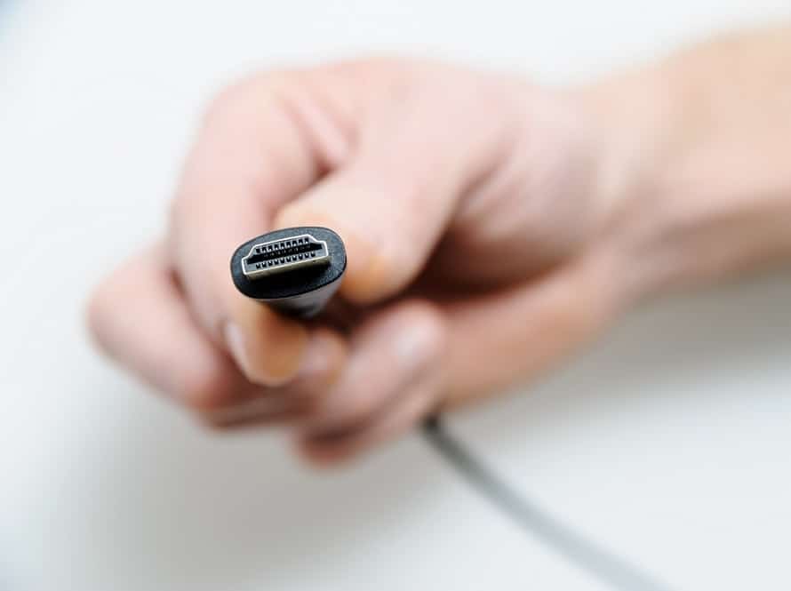 표준 HDMI 케이블을 TV의 HDMI 포트에 연결합니다.