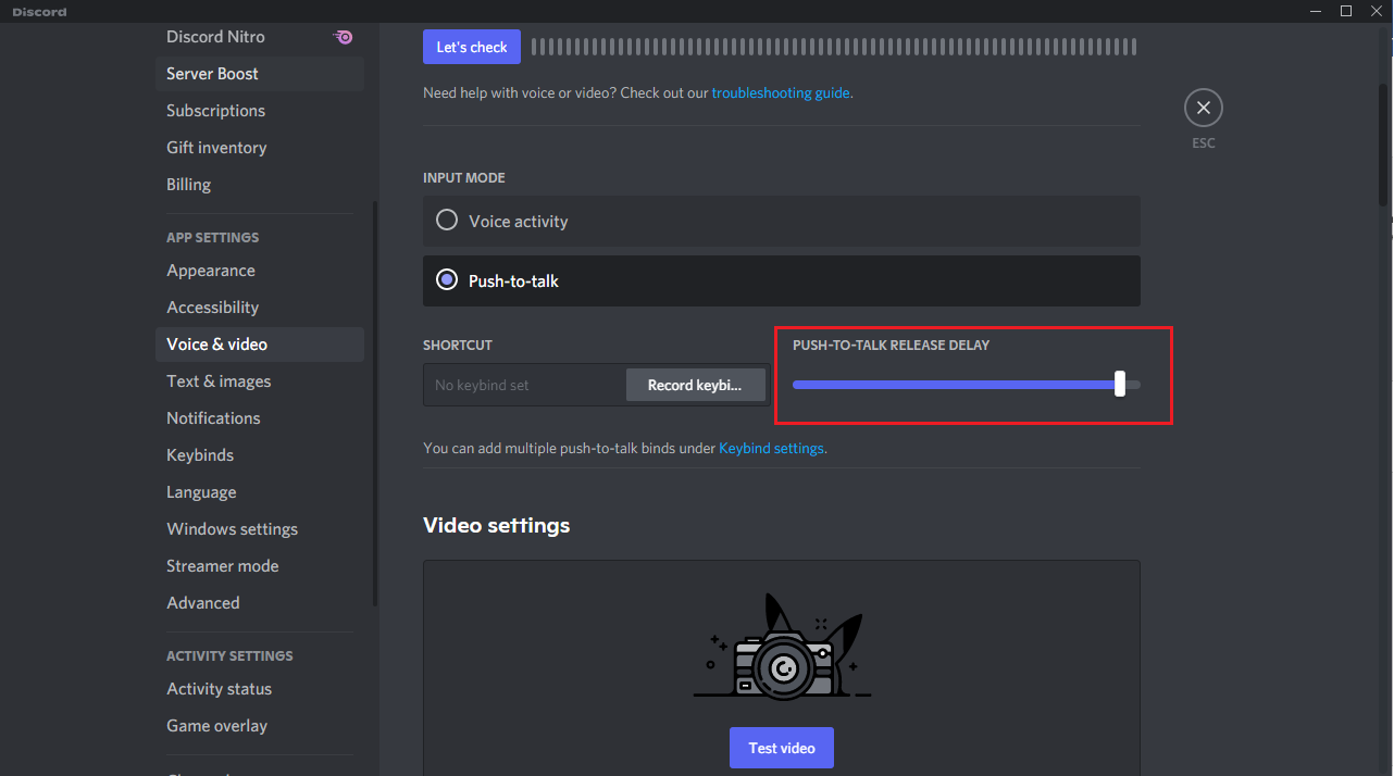 Slider PUSH TO TALK RELEASE DELAY dapat ditemukan di sini. Naikkan sedikit agar tidak mengganggu diri sendiri secara tidak sengaja.
