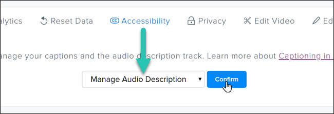 Tangkapan layar tentang cara menambahkan deskripsi audio di TechSmith Relay. Klik Aksesibilitas dan kemudian Kelola Deskripsi Audio