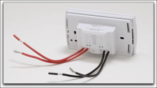 2〜4本の黒と赤のワイヤーを備えた典型的な高電圧サーモスタット。