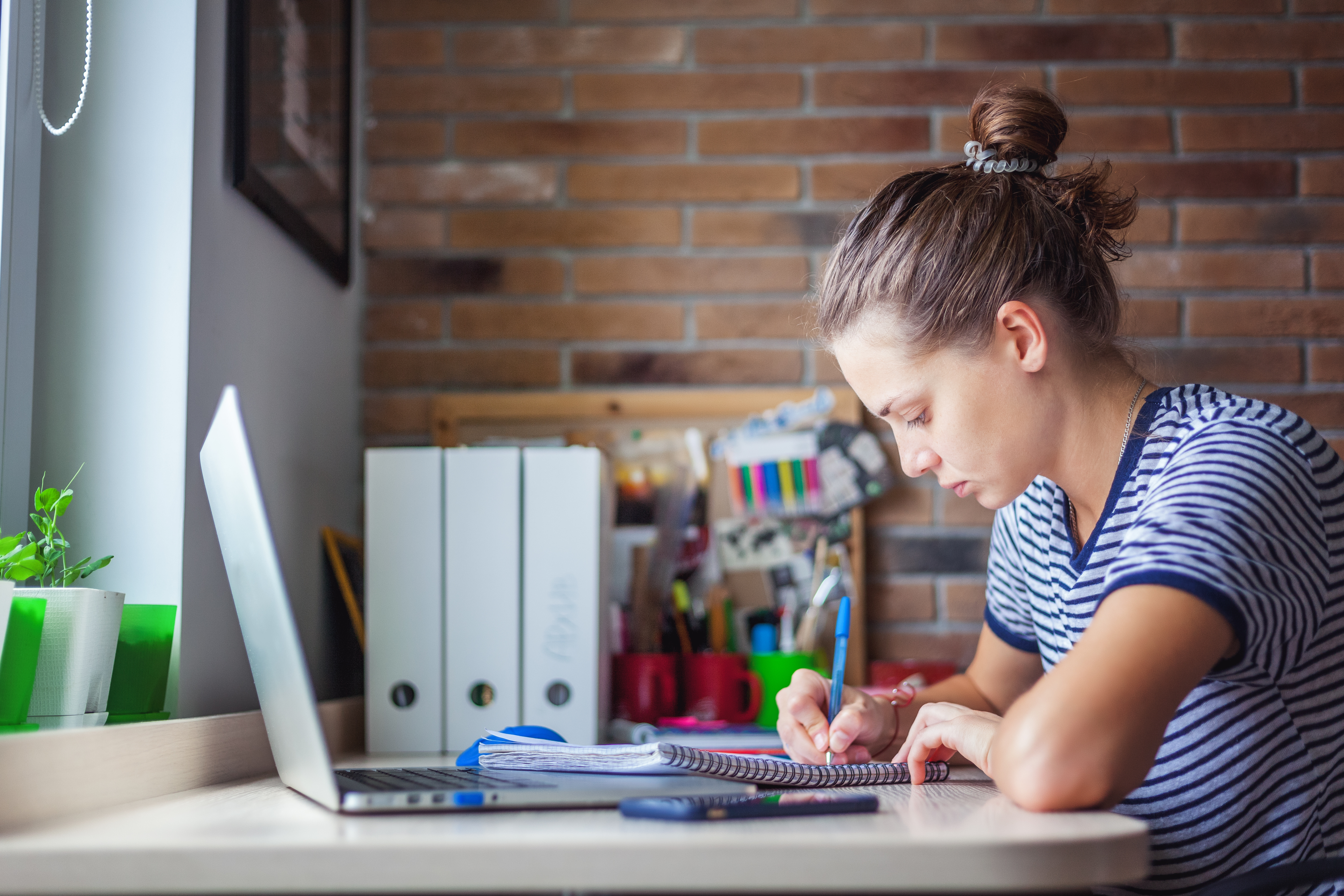 Estudiante en línea trabajando en su computadora portátil
