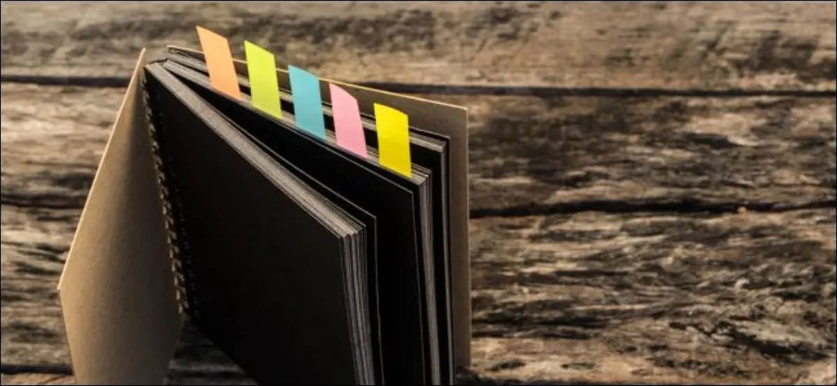 Bunte Lesezeichen für Dokumente mit Notizbuch