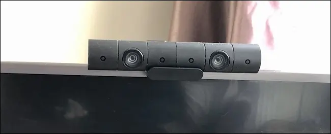 กล้อง PlayStation นั่งอยู่บนทีวี