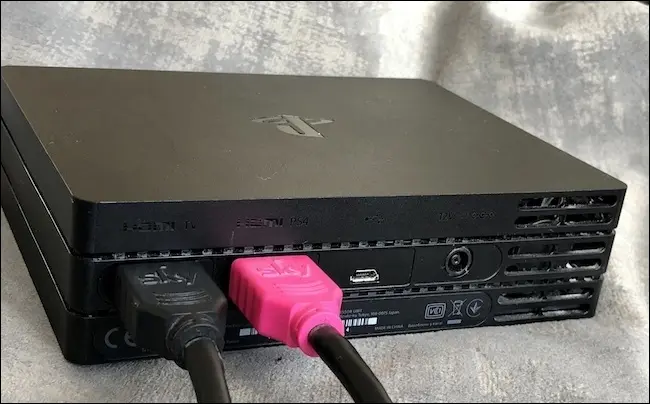 สาย HDMI สายที่สองเสียบเข้ากับพอร์ต HDMI PS4 บนหน่วยประมวลผลกลาง