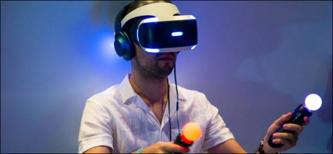 ผู้ชายกำลังเล่น PSVR