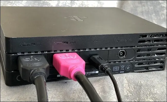 สายเคเบิล USB ที่เสียบเข้ากับหน่วยประมวลผลกลาง