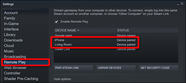 O menu "Remote Play" mostrando um "iPhone" e uma Apple TV "Living Room" emparelhados.