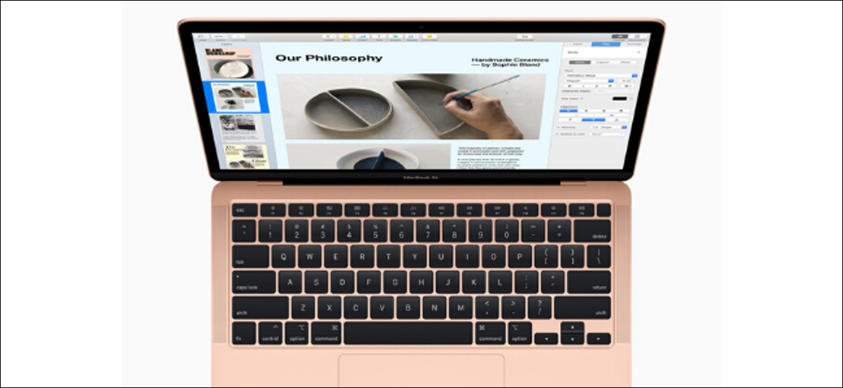 جهاز MacBook Air 2020 المزود بلوحة مفاتيح Magic Keyboard.