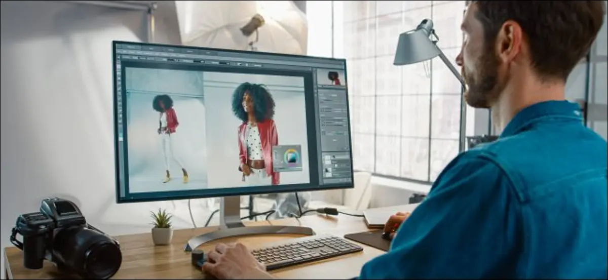 Seorang fotografer profesional mengedit gambar di Photoshop.