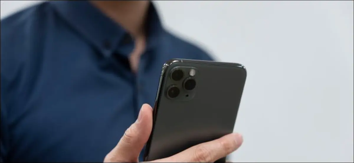 Мужчина держит iPhone 11.
