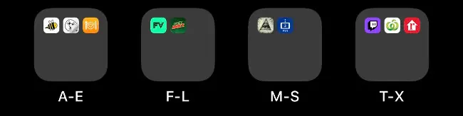 สี่โฟลเดอร์บนหน้าจอโฮมของ iOS ที่เรียงตามตัวอักษร