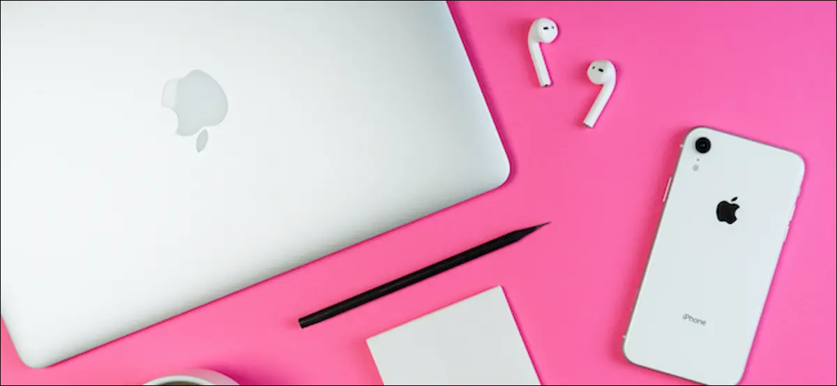 iPhone ve MacBook'un yanında Apple AirPod'lar