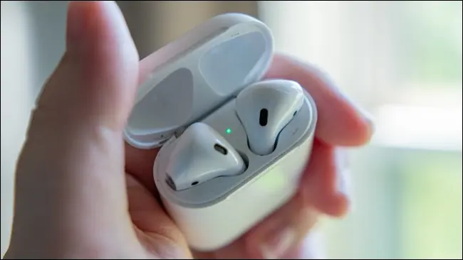 حقيبة Apple AirPods المفتوحة