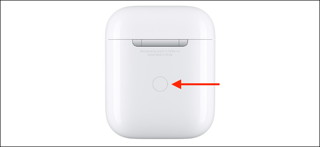 حافظة AirPods مع تمييز زر الإعداد