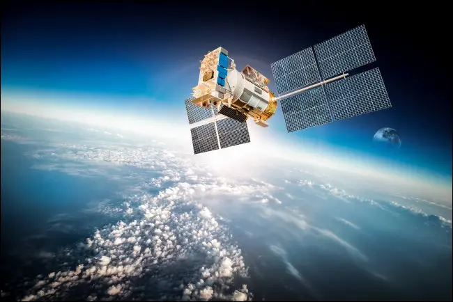 Sebuah satelit di atas Bumi.