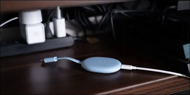 Chromecast z Google TV podłączonym do zasilania