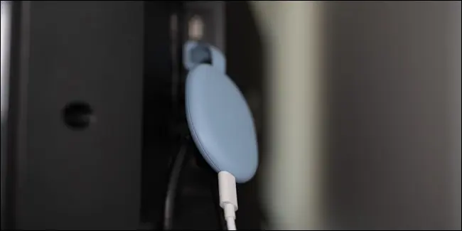 Chromecast z Google TV podłączony do portu HDMI