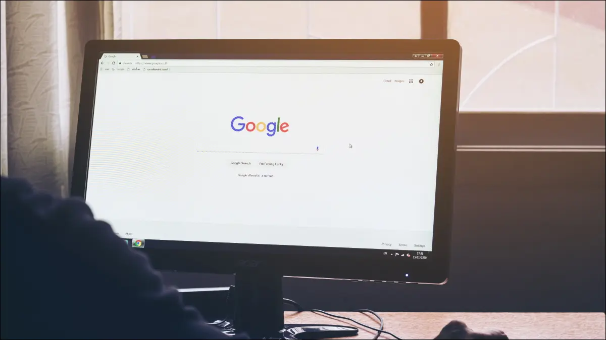 Uma pessoa usando o Google Chrome em um PC desktop com Windows 7.