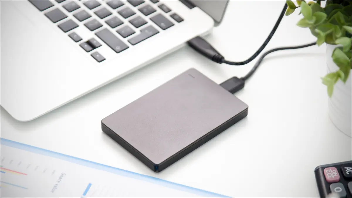 Disco duro externo conectado a través de USB a un MacBook