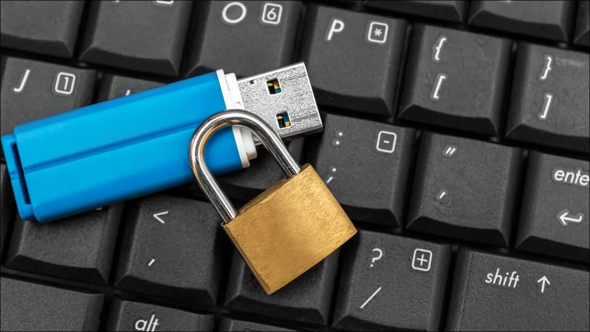 ไดรฟ์ USB พร้อมแม่กุญแจบนแป้นพิมพ์คอมพิวเตอร์