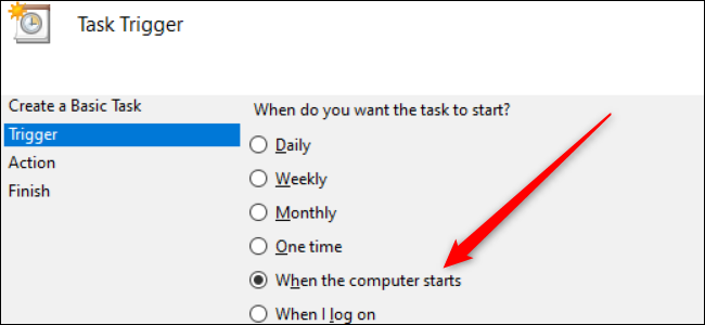 Eine Reihe von Optionsfeldern in Windows 10 mit einem roten Pfeil, der auf die Option „Beim Starten des Computers“ zeigt.