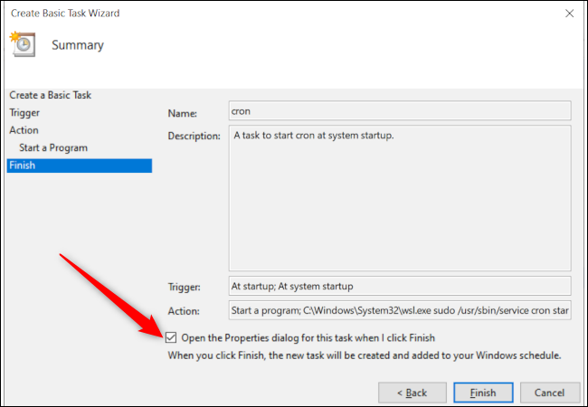 Das letzte Aufgabenerstellungsfenster des Taskplaners von Windows 10 mit einem roten Pfeil, der auf die Option zum Öffnen des Aufgabeneigenschaftenfensters am Ende zeigt.