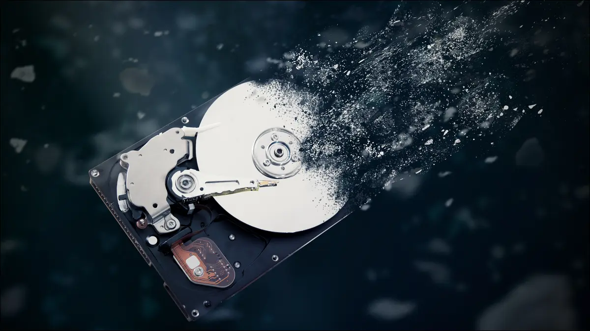 Un'illustrazione di un'unità disco rigido meccanica che si disintegra.