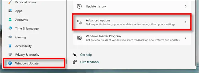 在 Windows 設置中，單擊“Windows 更新”，然後選擇“高級選項”。