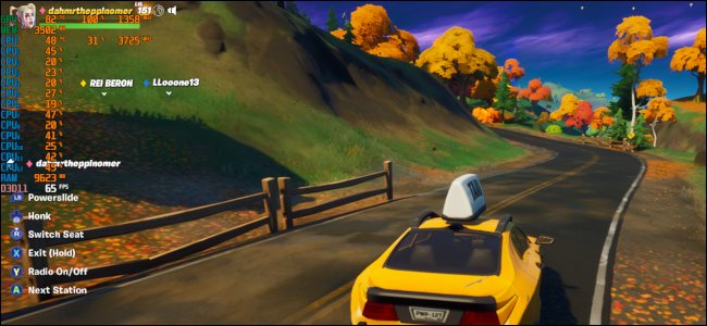 سيارة أجرة صفراء تسير على طريق ريفي خريفي متدحرج في لعبة Fortnite.