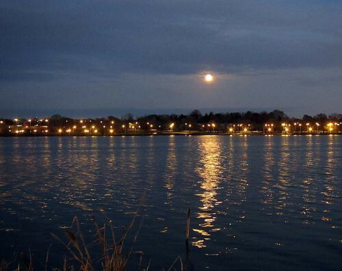 Nascer da lua sobre o lago Meadow