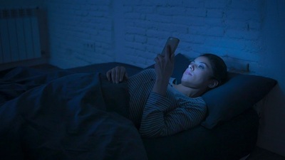 Come impedire alla luce blu di disturbare il tuo sonno