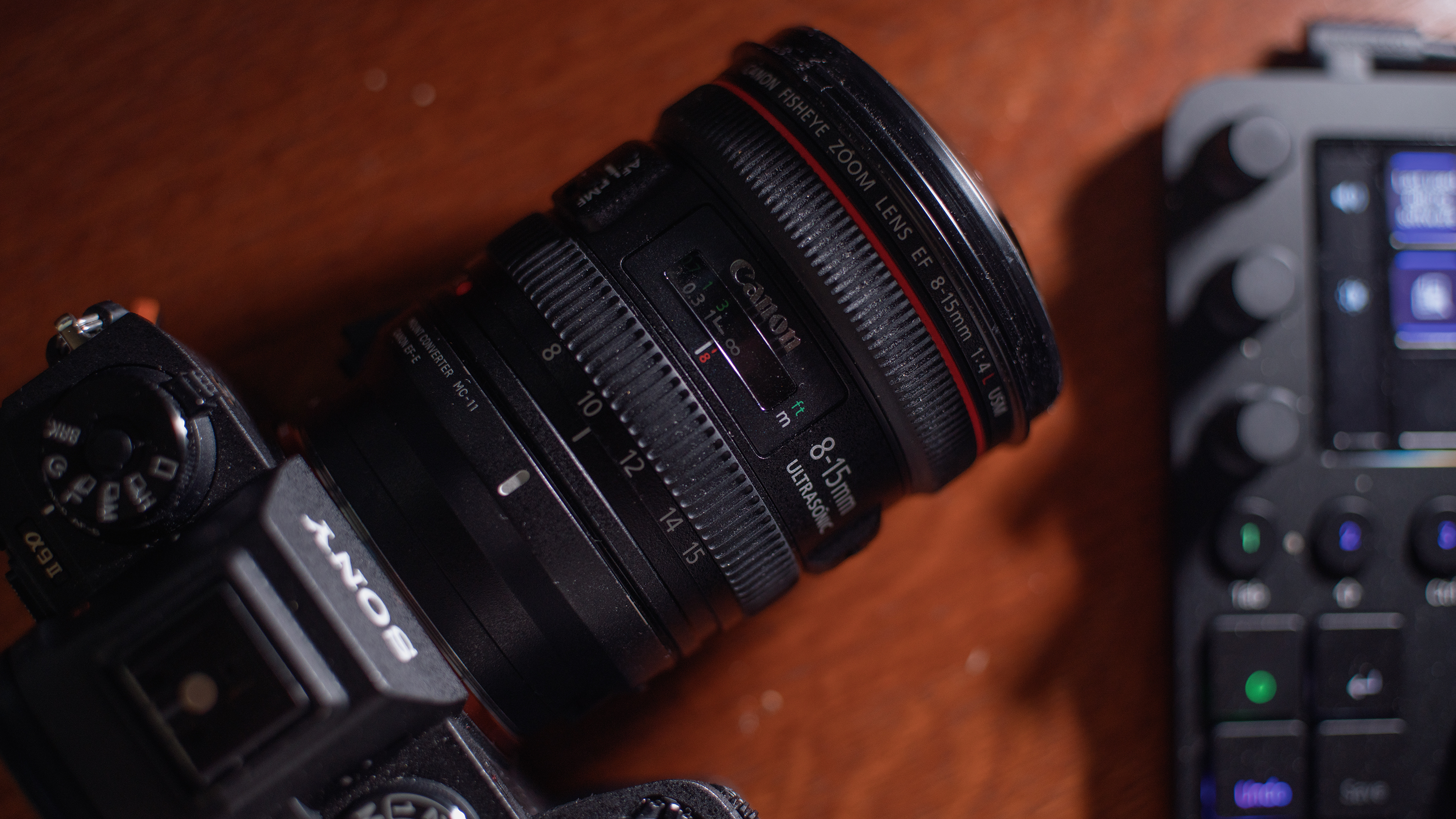 Canon EF 8-15mm 어안 렌즈가 장착된 Sony a9 II의 Sigma MC-11 어댑터
