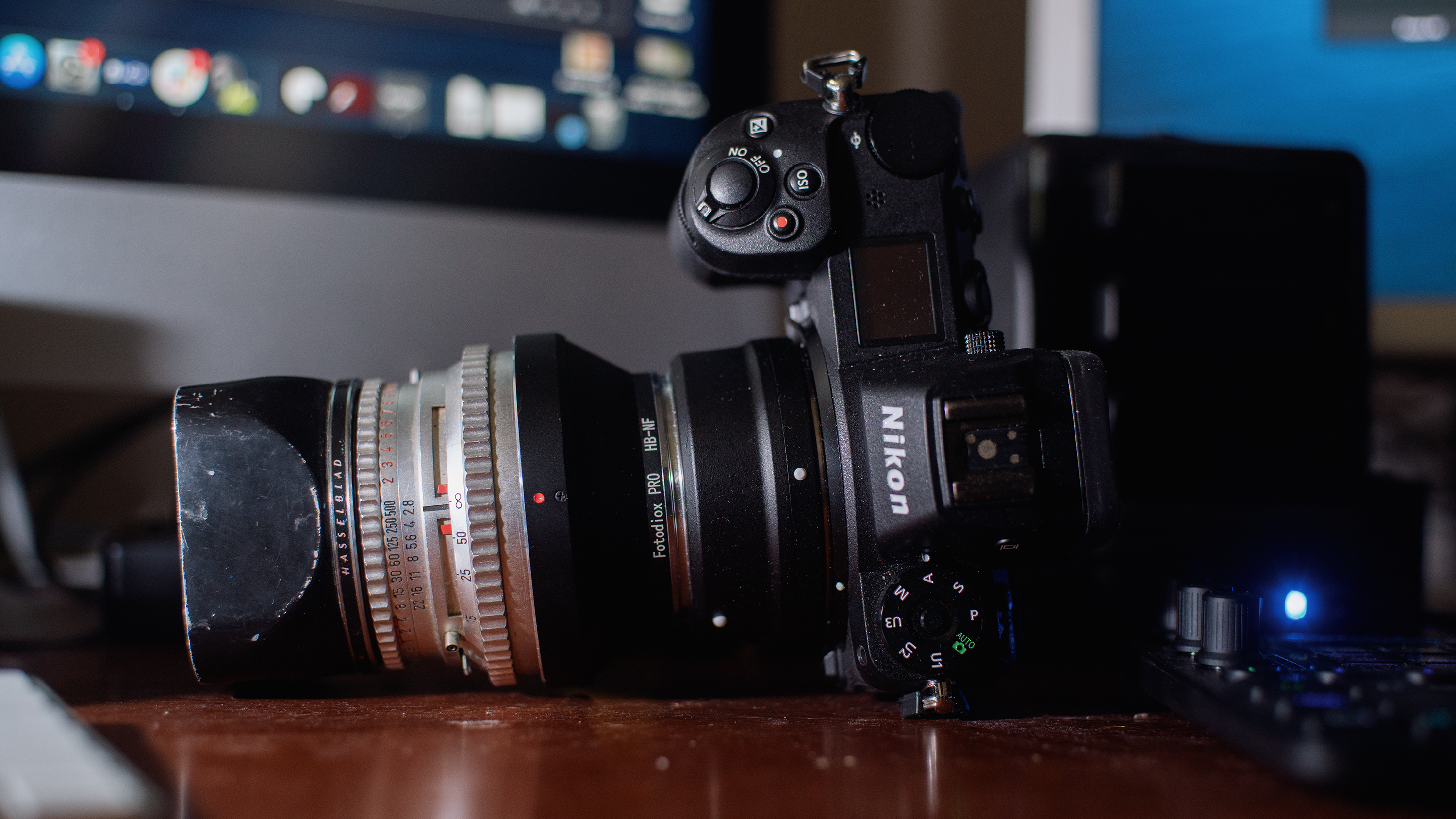 Nikon FTZ 및 Fotodiox 어댑터를 사용하여 Nikon Z 7에 장착된 Hasselblad 렌즈