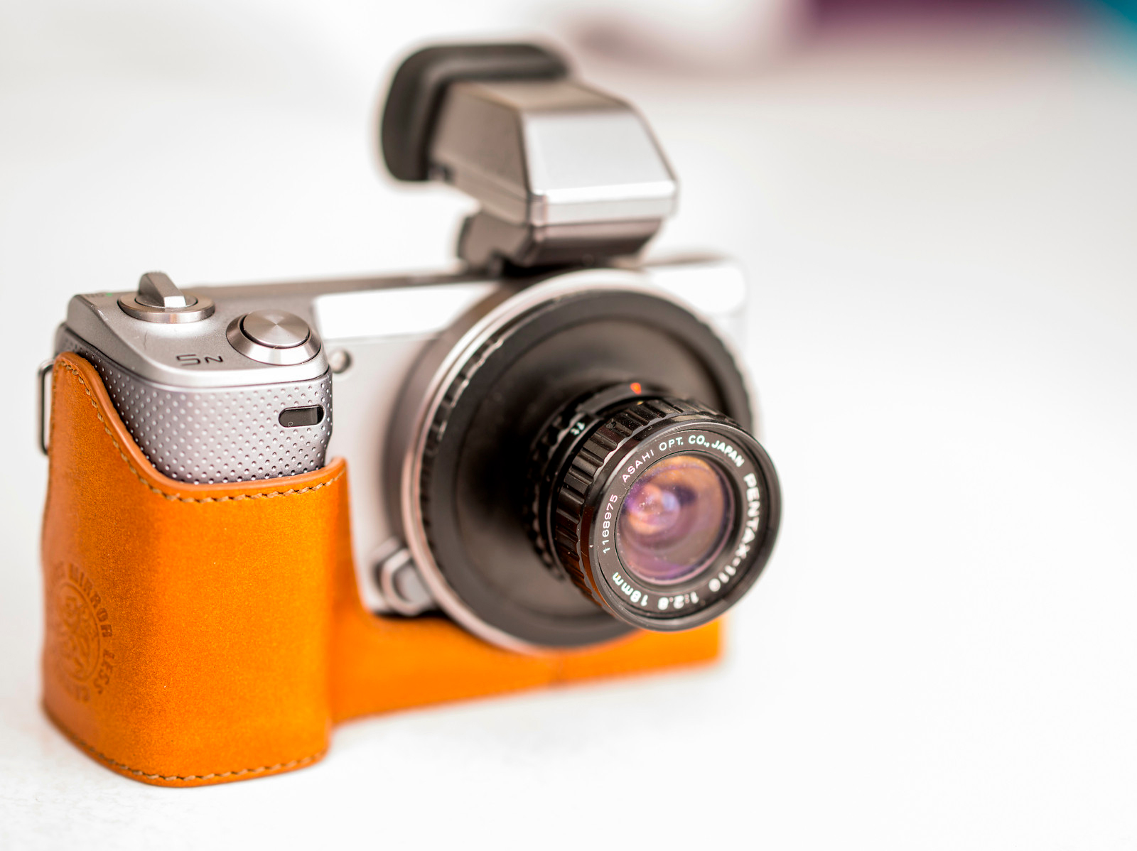 Sony NEX-5N 미러리스 카메라의 Pentax 110 렌즈