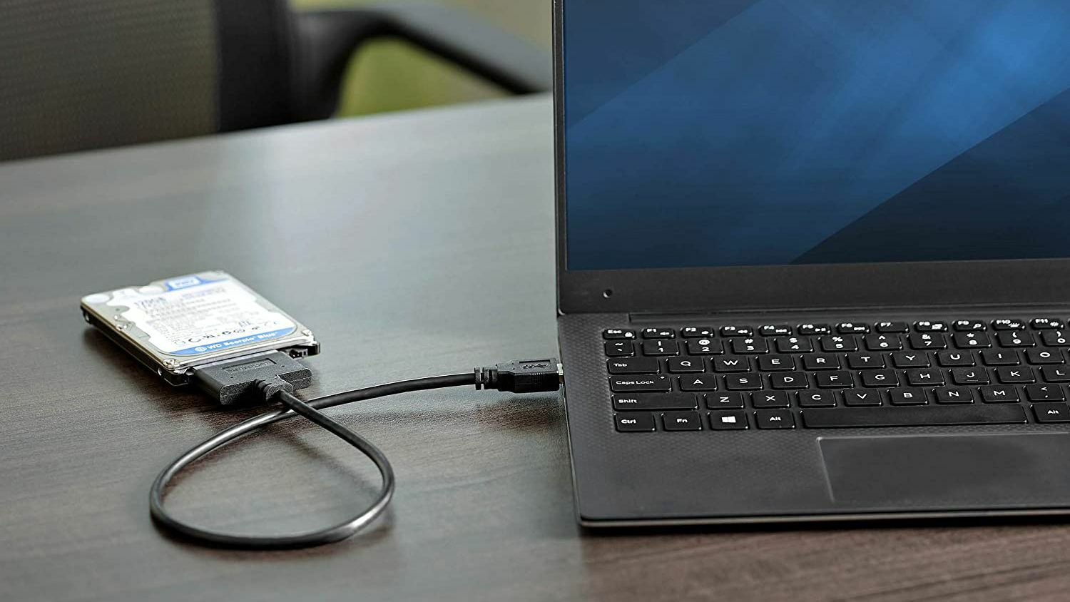 жесткий диск, подключенный к ноутбуку через кабель SATA-USB