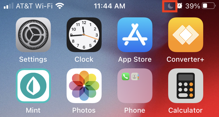 iPhone zeigt „Bitte nicht stören“ mit Mond in der Statusleiste neben dem Batteriestand an