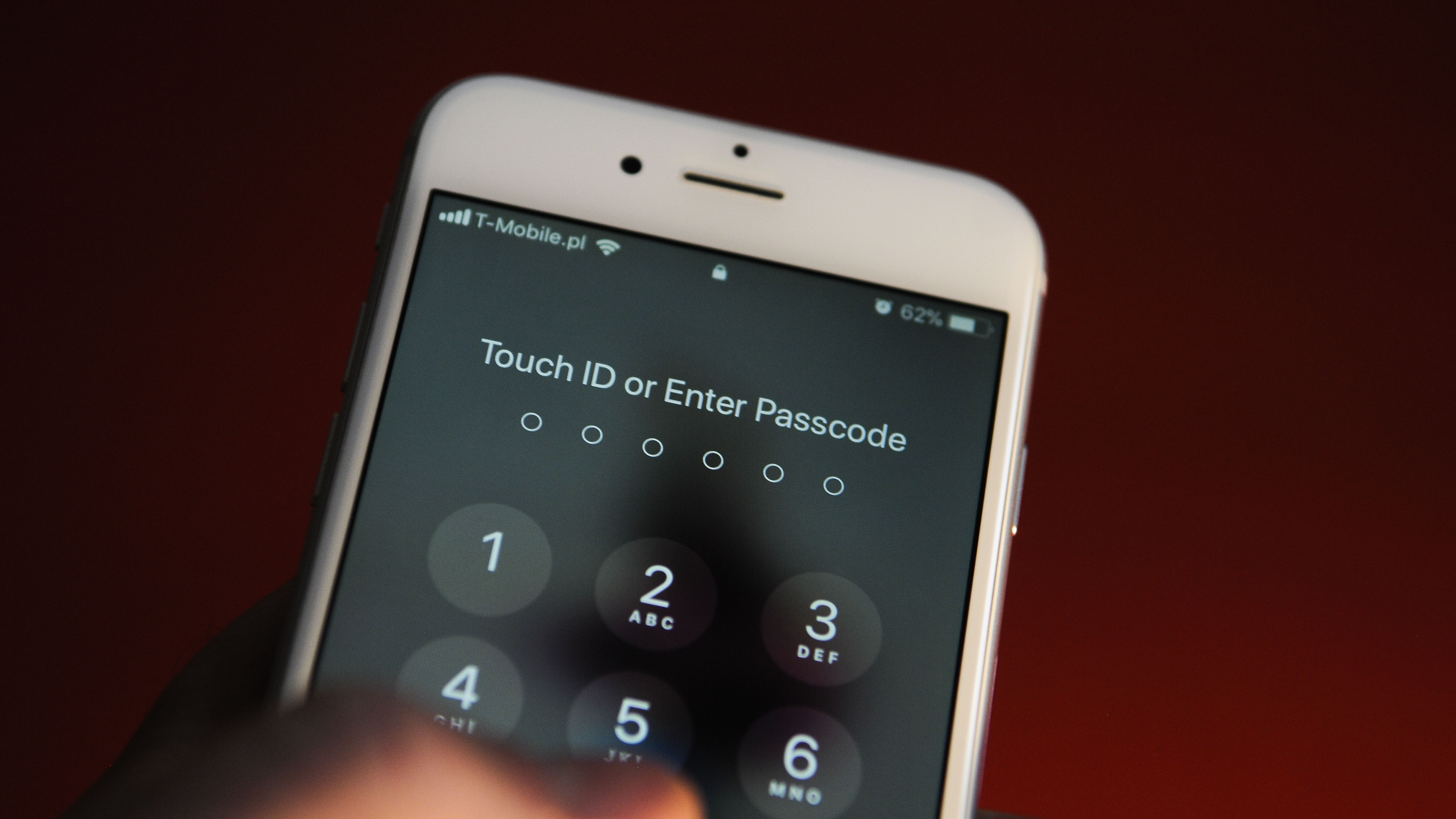ekran iPhone'a z hasłem lub monitem o identyfikator twarzy (zdjęcie: Jaap Arriens / NurPhoto za pośrednictwem Getty Images)