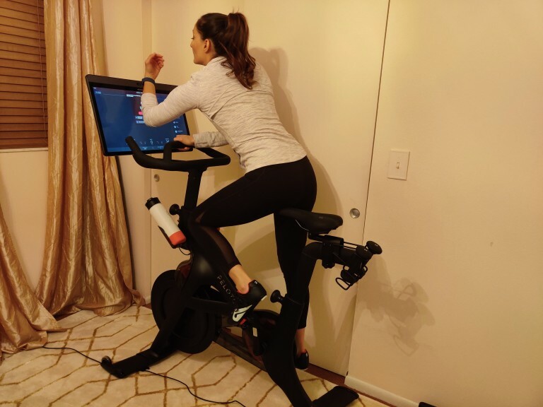 Kobieta na rowerze Peloton