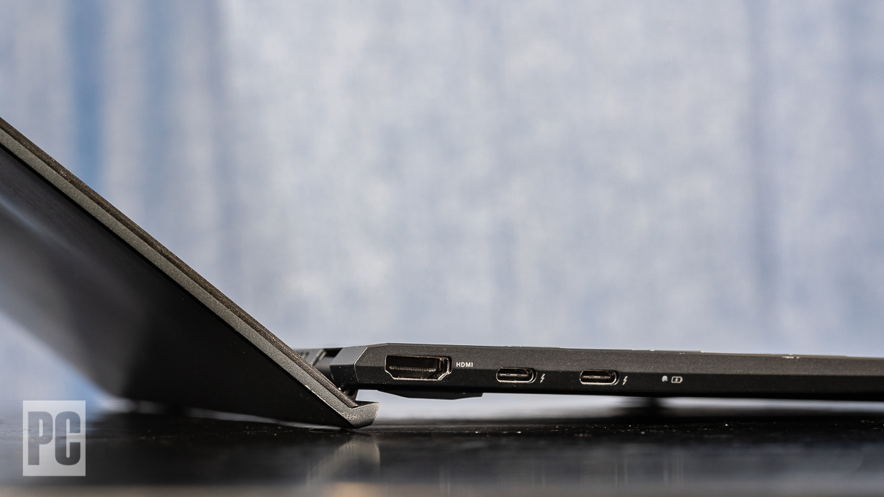 配備 Thunderbolt 4 的華碩 ZenBook