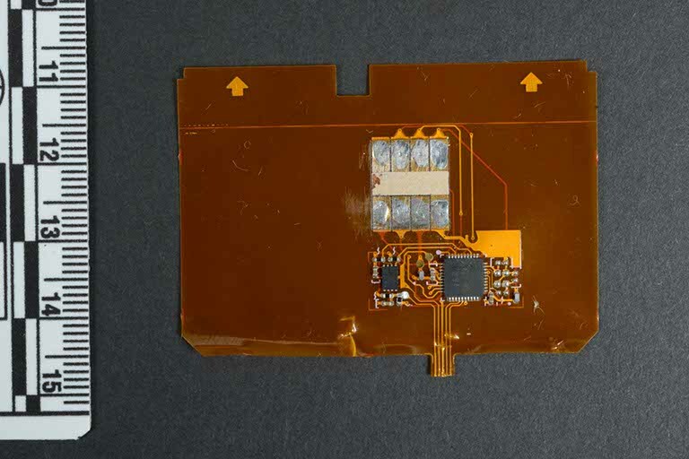 Circuitul strălucitor pe un card mic de plastic