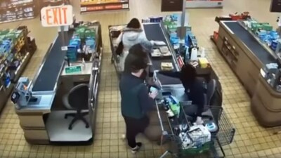 Instalarea skimmerului de carduri suprapuse în supermarket